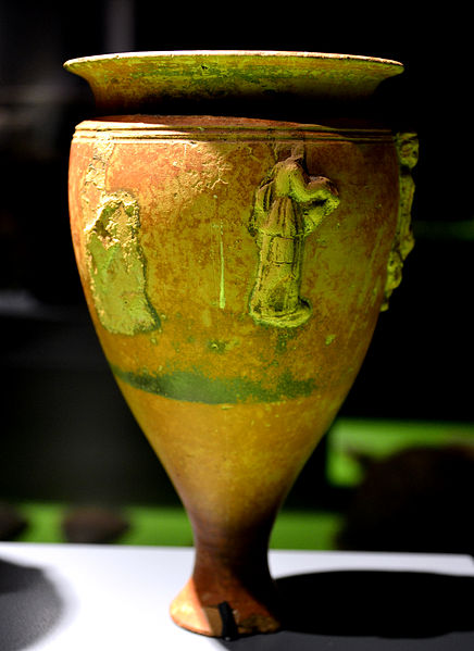 File:201209071718b Berlin Pergamonmuseum Trinkgefäß Applikenware pergamenisch 2. Hälfte 2. Jh. v.u.Z. FO unbekannt 1894 erworben..jpg