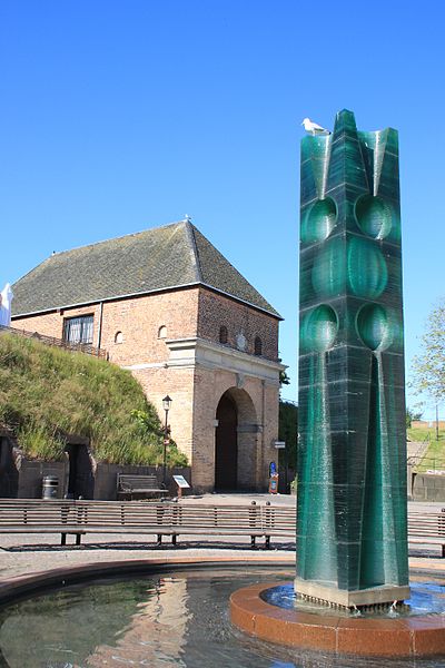 File:2015-07-01 Stadttor und Neptunus Statue in Halmstad RB1281.jpg