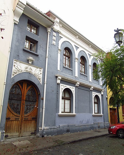 File:2017 Santiago de Chile - casa en la calle Lucrecia Valdez.jpg