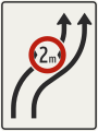 442-21 Presmerovanie jazdných pruhov (doprava, 2 pruhy, s vloženou regulačnou značkou)