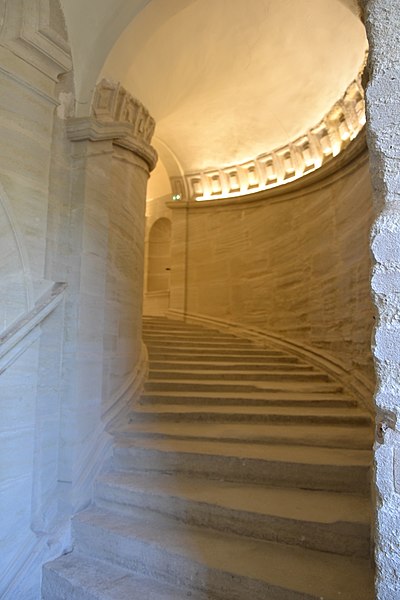 File:84 - PA00082162 - Château de Saumane - escalier d'honneur 5.jpg