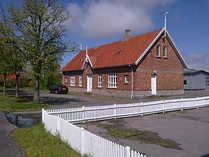 Aakirkeby: Kirker, Faciliteter, Historie