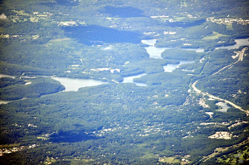 File:Aerial - Muscoot Reservoir near Goldens Bridge, NY 01 - white balanced (9611181941).jpg