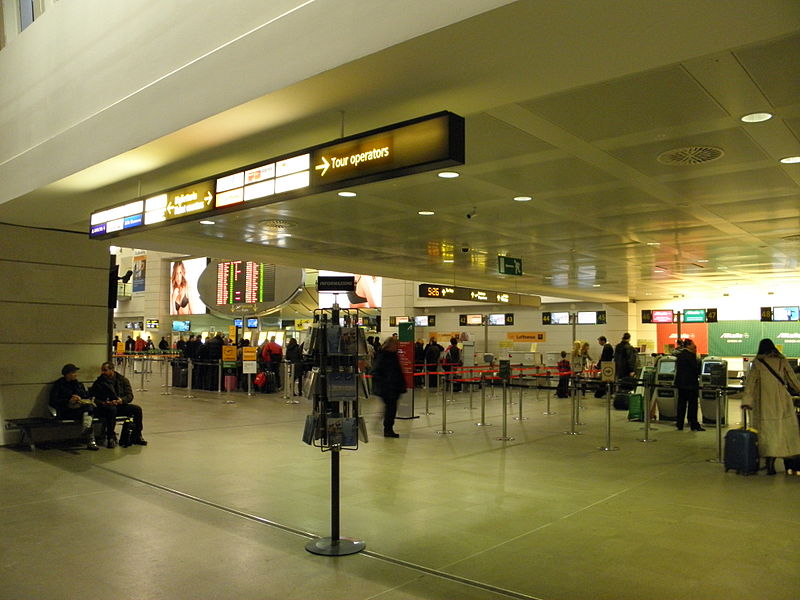 File:Aeroporto marco Polo di Venezia Tessera, interno.JPG