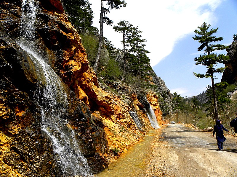 File:Alanya yolunda şelale - panoramio.jpg