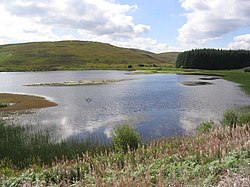 Ein See, umgeben von Hügeln