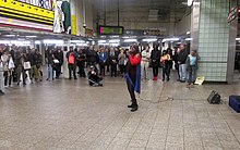 Ridley actuando en la estación de metro de Times Square