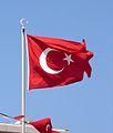 Antakya - Bandiera turca presso la Statua di Ataturk - panoramio.jpg