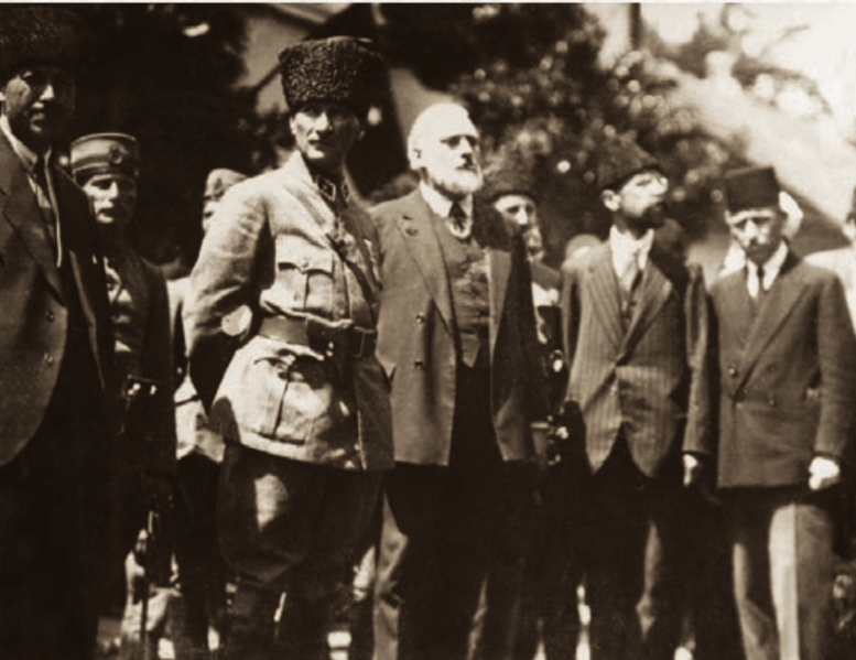 File:Atatürk Fransız yazar Claude Farrère ile, İzmit, 18 Haziran 1922 (3).png