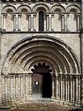 Romansk dør og bogar i Jakobskyrkja frå 1100-talet i Aubeterre-sur-Dronne i Charente i Frankrike.