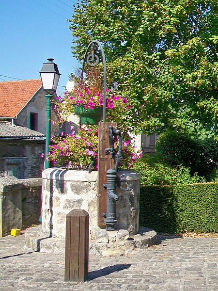 Fichier:Béthemont-la-Forêt (95), puits, au carrefour rue de la Vieille France - rue de la Croix Frileuse.jpg