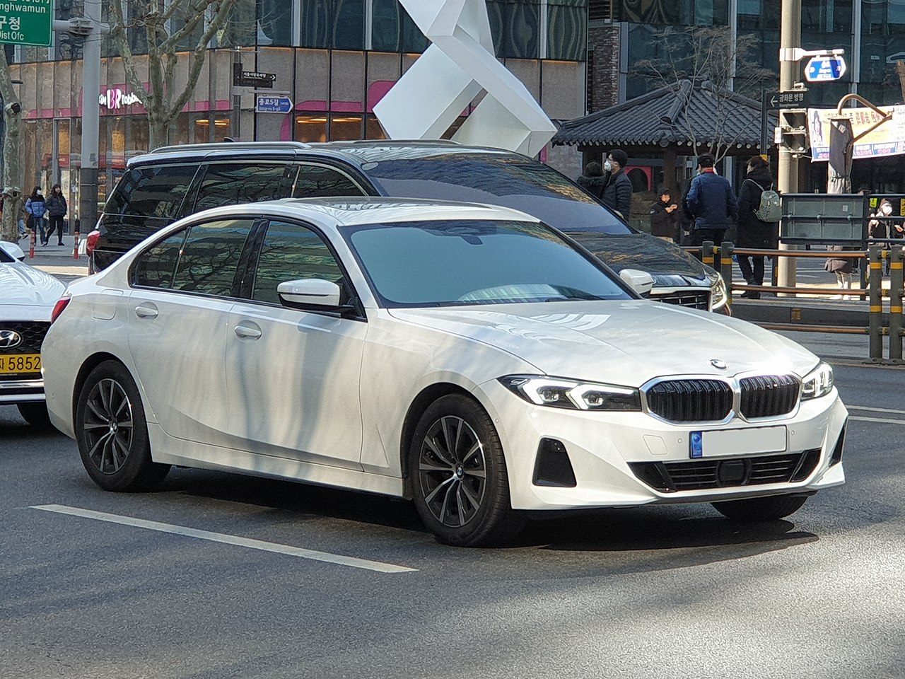 File:BMW G20 LCI 320i Alpine White (1).jpg - Wikimedia Commons