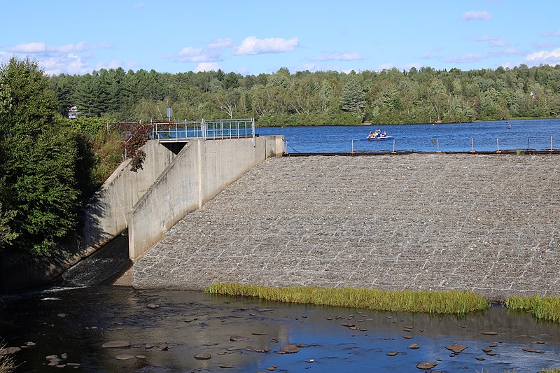 File:Barrage lac Boissoneault à Saint-Claude.jpg