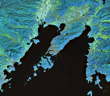 תיאור טופוגרפי של מפרץ פטר הגדול, החצוי במרכזו על ידי חצי האי מוראביוב-אמוסרקי וארכיפלג יוג'יני שמדרום לו