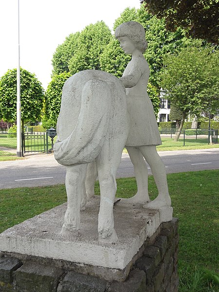 File:Bemmel (Lingewaard) beeld paard met meisje (het meisje).JPG