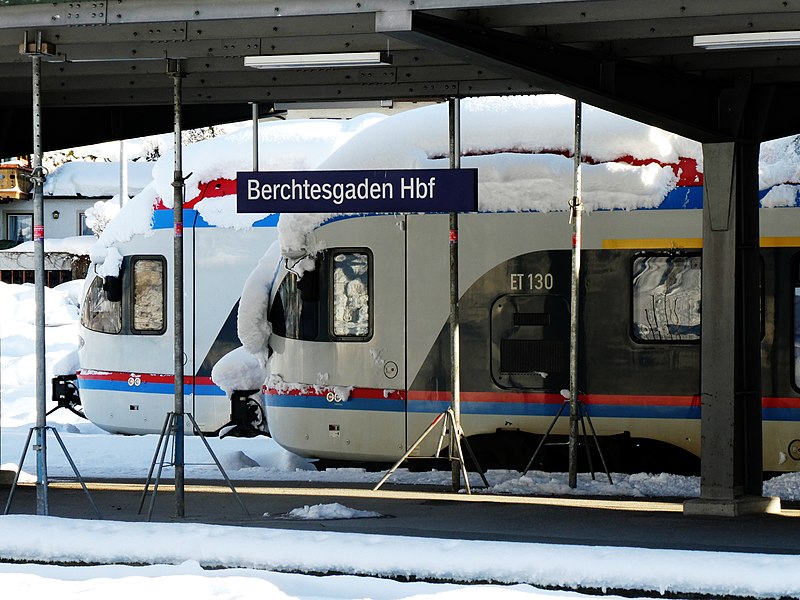 File:Berchtesgaden, Hauptbahnhof, eingeschlossene S-Bahn-Züge 2019, 1.jpeg