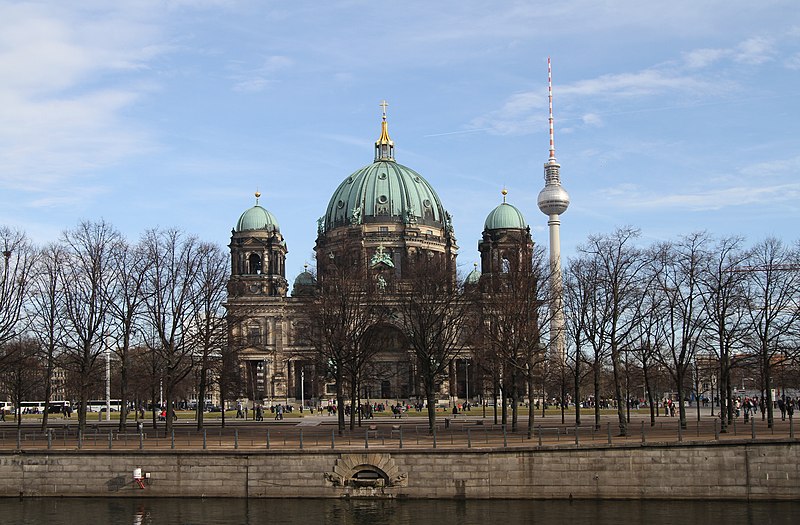 File:Berlin-Berliner Dom-12-Lustgarten-Fernsehturm-2016-gje.jpg