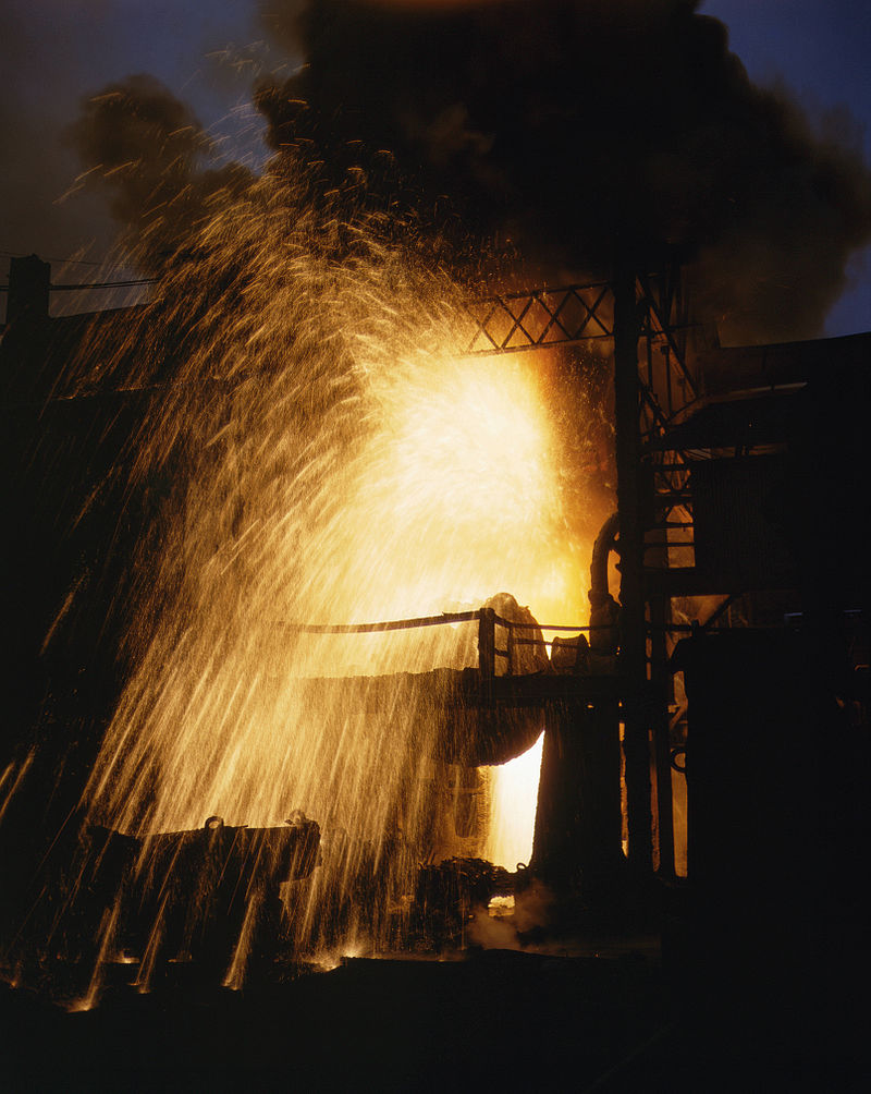 Convertisseur Bessemer en début de soufflage en Pennsylvanie. Le panache d'étincelles et la courte flamme orange sont typiques de la combustion du silicium.