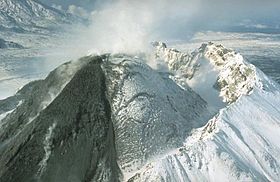 Vista do Bezymianny entrando em erupção em 1990.