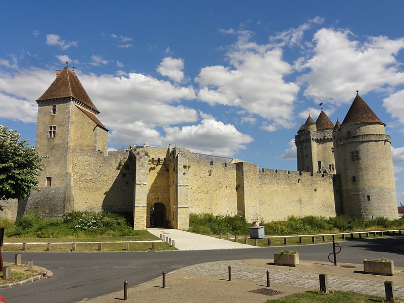 File:Blandy (77), château, courtine entre la poterne et la tour de Gardes 2.jpg