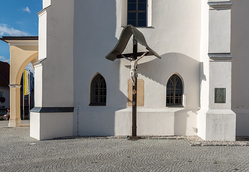 File:Bleiburg Pfarrkirche hll Peter und Paul S-Seite Kruzifix 21092015 7700.jpg