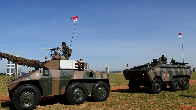 File:Blindados Cascavel (EE-9) e Urutu (EE-11) do 13º Regimento de Cavalaria Mecanizada ou Esquadrão Anhanguera, que vieram exclusivamente de Pirassununga-SP para o evento Arraiá Aéreo. Os blindados fabricad - panoramio.jpg