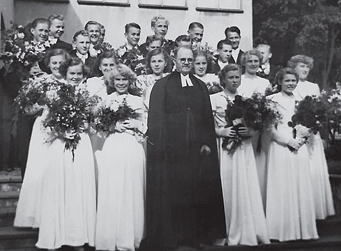 С. Я. Лауриккала с конфирмантами в Буросе. 1953 год