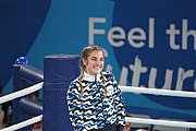 Deutsch: Boxen bei den Olympischen Jugendspielen 2018 Tag 12, 18. Oktober 2018 - Medaillenzeremonie im Leichtgewicht der Mädchen - Gold: Caroline Sara DuBois (Großbritannien), Silber: Porntip Buapa (Thailand), Bronze: Oriana Saputo (Argentinien); Medaillenübergabe durch Habu Gumel (IOC, Nigeria), Geschenkübergabe durch Raymond Silvas (USA, AIBA). English: Boxing at the 2018 Summer Youth Olympics on 18 October 2018 – Girl's Lightweight Medal Ceremony - Gold: Caroline Sara DuBois (Great Britain), Silver: Porntip Buapa (Thailand), Bronze: Oriana Saputo (Argentina); Medal handover by Habu Gumel (IOC, Nigeria), Gift presented by Raymond Silvas (USA, AIBA). Español: Boxeo en los Juegos Olímpicos Juveniles de Verano de 2018 en 18 de octubre de 2018 - Ceremonia de la Medalla de peso ligero para niñas - Oro: Caroline Sara DuBois (Gran Bretaña), Plata: Porntip Buapa (Thailand), Bronce: Oriana Saputo (Argentina); Entrega de medallas por Habu Gumel (COI, Nigeria), Regalo presentado por Raymond Silvas (EE. UU., AIBA).