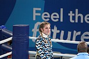 Deutsch: Boxen bei den Olympischen Jugendspielen 2018 Tag 12, 18. Oktober 2018 - Medaillenzeremonie im Leichtgewicht der Mädchen - Gold: Caroline Sara DuBois (Großbritannien), Silber: Porntip Buapa (Thailand), Bronze: Oriana Saputo (Argentinien); Medaillenübergabe durch Habu Gumel (IOC, Nigeria), Geschenkübergabe durch Raymond Silvas (USA, AIBA). English: Boxing at the 2018 Summer Youth Olympics on 18 October 2018 – Girl's Lightweight Medal Ceremony - Gold: Caroline Sara DuBois (Great Britain), Silver: Porntip Buapa (Thailand), Bronze: Oriana Saputo (Argentina); Medal handover by Habu Gumel (IOC, Nigeria), Gift presented by Raymond Silvas (USA, AIBA). Español: Boxeo en los Juegos Olímpicos Juveniles de Verano de 2018 en 18 de octubre de 2018 - Ceremonia de la Medalla de peso ligero para niñas - Oro: Caroline Sara DuBois (Gran Bretaña), Plata: Porntip Buapa (Thailand), Bronce: Oriana Saputo (Argentina); Entrega de medallas por Habu Gumel (COI, Nigeria), Regalo presentado por Raymond Silvas (EE. UU., AIBA).