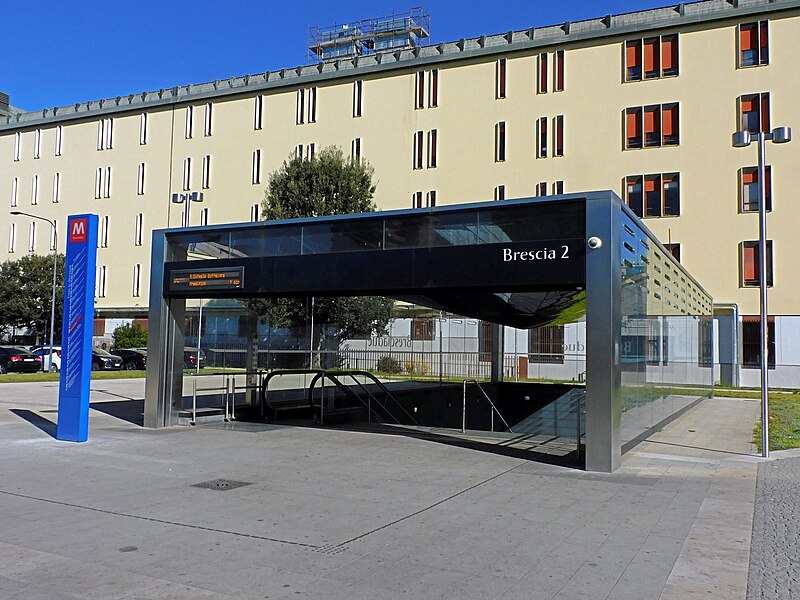 File:Bresciadue stazione metropolitana ingresso 20230311.jpg