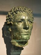 Tête d'une statue-portrait en bronze d'un Nord-Africain. Cyrénaïque (Libye)[132]. Taille naturelle. British Museum