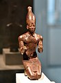 รูปหล่อทองสัมฤทธิ์ของกษัตริย์แห่งคูชทรงสวมมงกุฎขาวแห่งอียิปต์บน ในช่วงสมัยราชวงศ์ที่ยี่สิบห้า 670 ปีก่อนคริสตกาลในพิพิธภัณฑ์นิวเอส, กรุงเบอร์ลิน
