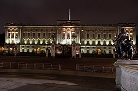 Buckingham Palace at night.jpg