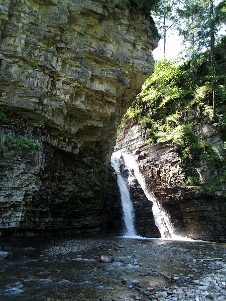 File:Bukhtivec'kyj waterfall1.jpg