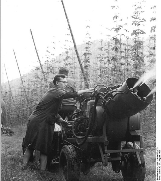 File:Bundesarchiv Bild 183-40269-0001, Jena, Test von Schädlingsbekämpfungsmitteln.jpg