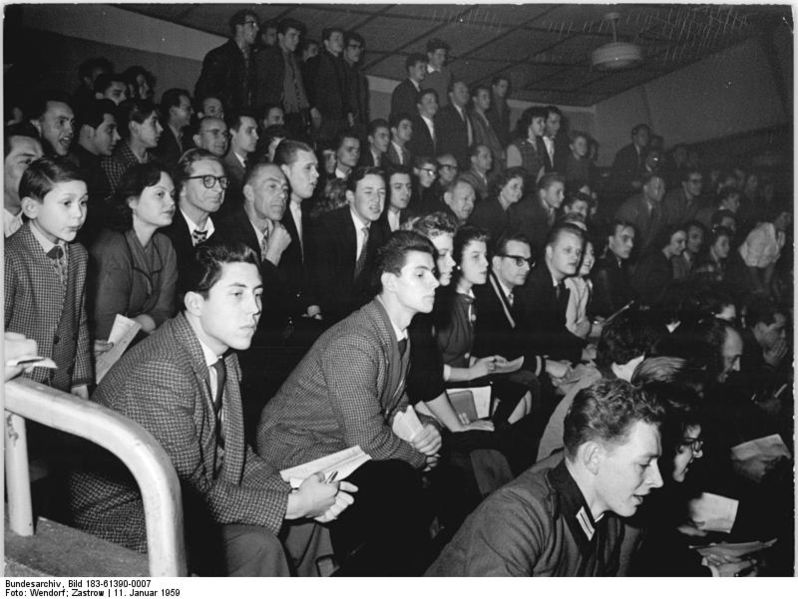 File:Bundesarchiv Bild 183-61390-0007, Berlin, Bahnradrennen, Publikum.jpg