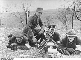 Bundesarchiv Bild 183-J30798, Volkssturm-Männer in der Ausbildung.jpg