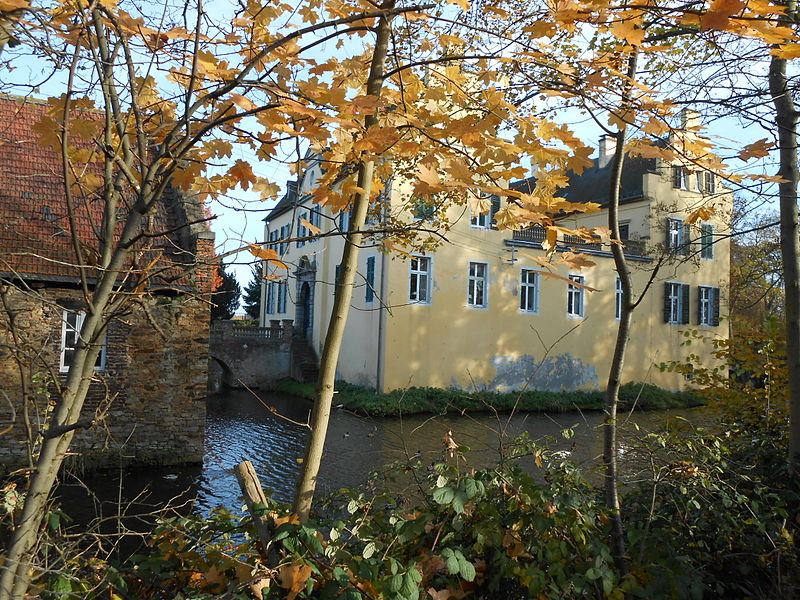 File:Burg Morenhoven W.JPG