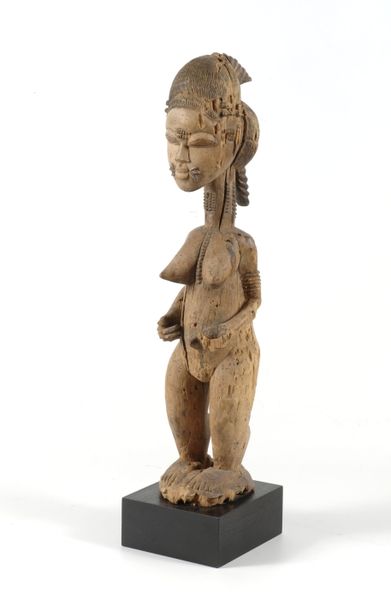 File:COLLECTIE TROPENMUSEUM Houten beeld van een vrouwelijke geestfiguur die bemiddelt naar de mensenwereld TMnr 2898-1.jpg