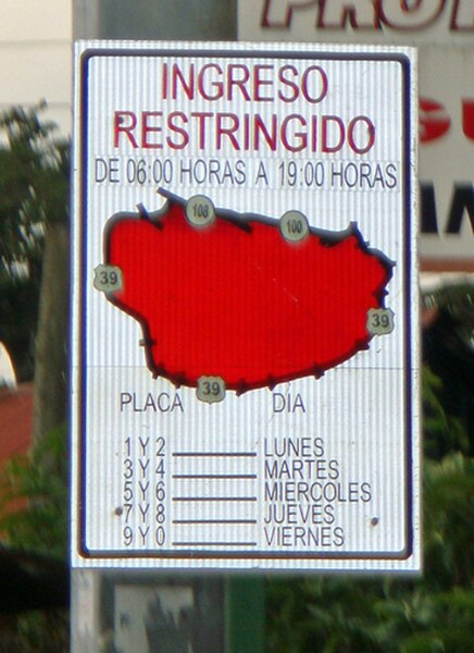 Traffic sign used in San José, Costa Rica, to warn drivers of the prevailing access restriction into the CBD according to license plate number by day 