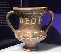 Vase à boire (canthare), avec inscription votive au « Dieu invaincu », Mithra. Trèves, entre 250 et 425. Musée rhénan de Trèves.