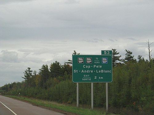 Panneau routier indiquant la direction de Cap-Pelé et Saint-André-Leblanc.