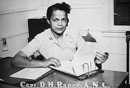 Della H. Raney (1912−1987) foi a primeira afro-americana aceita no Corpo de Enfermeiras do Exército dos Estados Unidos durante a Segunda Guerra Mundial. Mais tarde, ela se tornou a primeira enfermeira negra promovida a capitã e major das Forças Aéreas do Exército dos Estados Unidos. Os Tuskegee Airmen e a Associação Nacional de Enfermeiras Negras criaram uma bolsa de estudo com o nome dela em 2012. Nos Estados Unidos e no Canadá, todo mês de fevereiro é o Mês da História Negra. (definição 2 952 × 2 000)