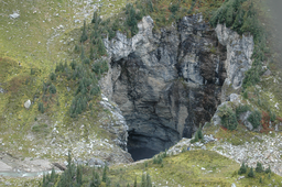 Kreisen über der Höhle