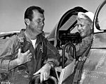 Cochran i sittbrunnen i en F-86 Sabre Jet och Chuck Yeager.