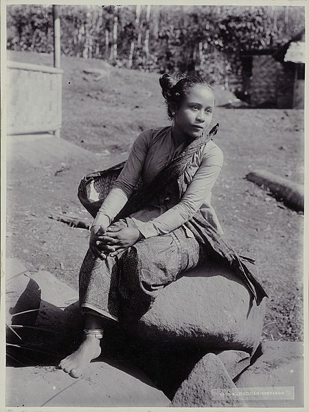 File:Collectie NMvWereldculturen, RV-A20-193, foto, 'Een vrouw uit Yogyakarta', fotograaf Ohannes Kurkdjian, 1885-1920.jpg