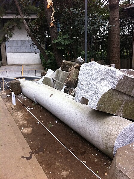 File:Column broken by 2011 Tohoku earthquake 2.jpeg