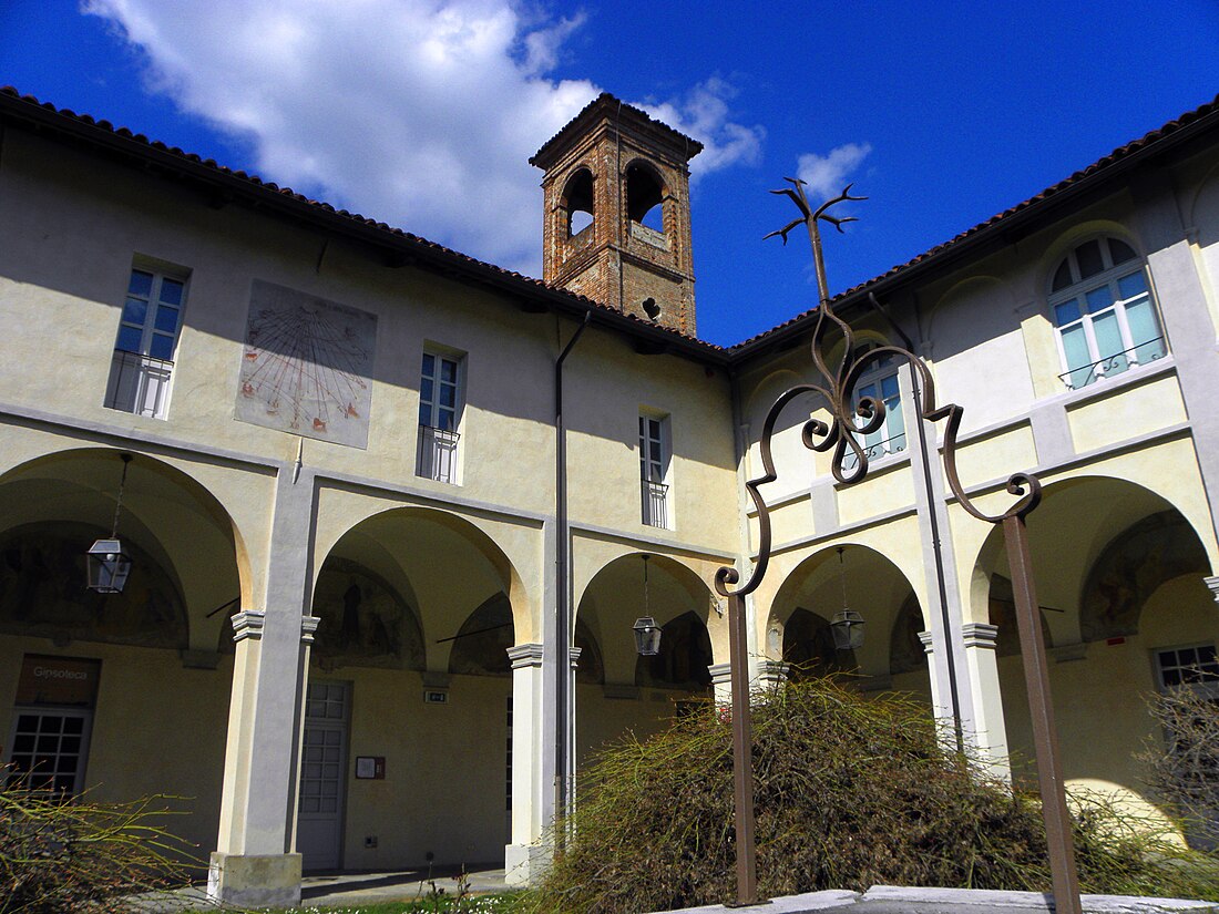 File:Cortile chiostro.jpg