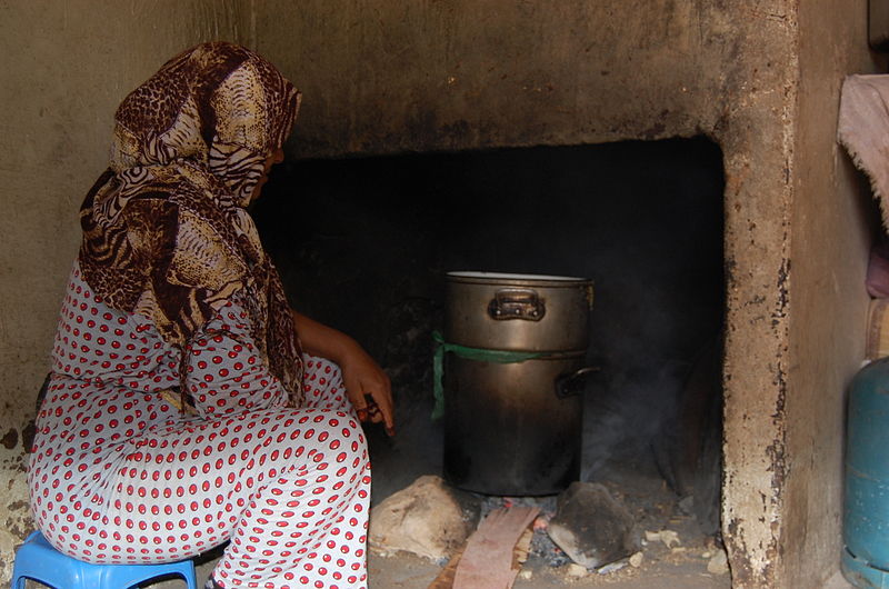 File:Couscoussire tchiminêye feu ndalant.JPG