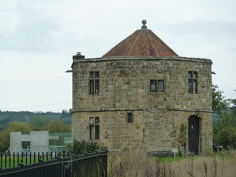 File:Cowdray - The Conduit House or Round - Water Tower - geograph.org.uk - 4650924.jpg